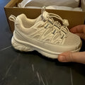 Witte kindersneaker met elastische veters en stevige zool