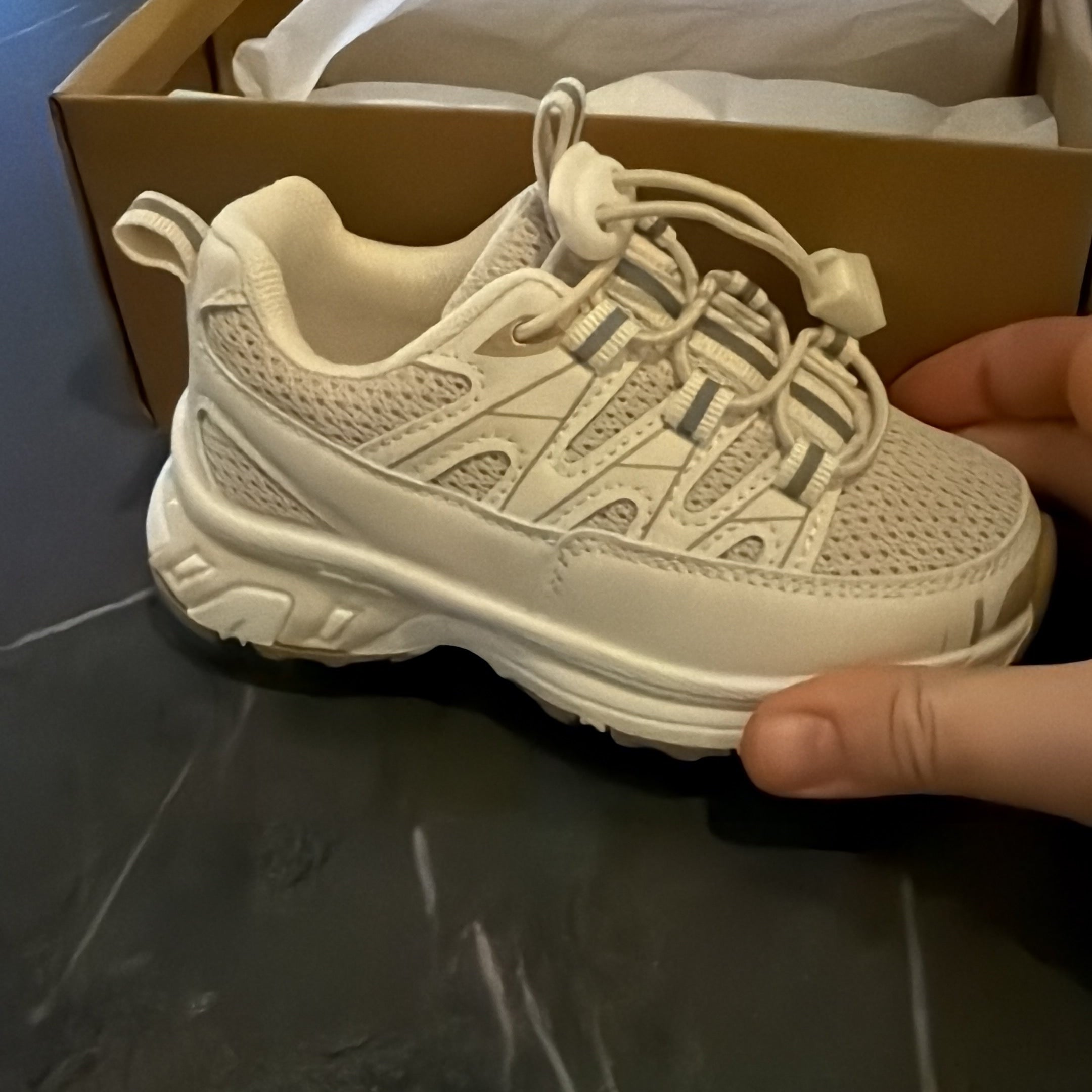 Witte kindersneaker met elastische veters en stevige zool