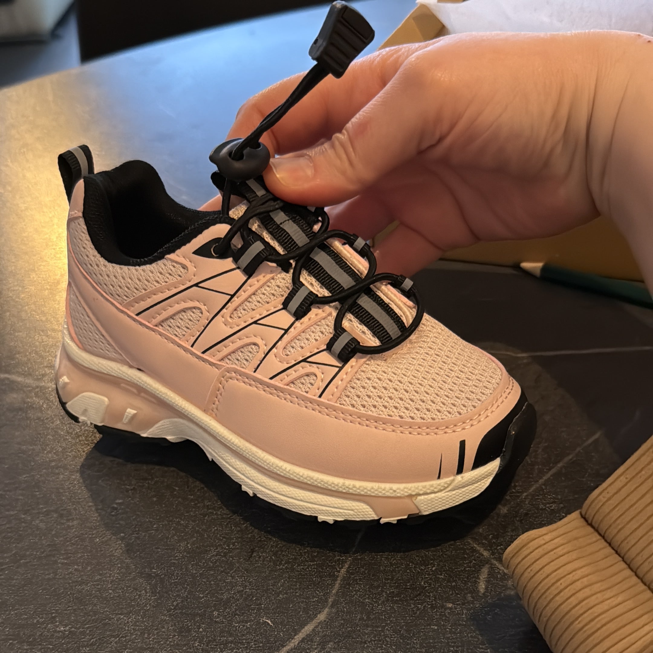 Sportieve kindersneaker met elastische veters